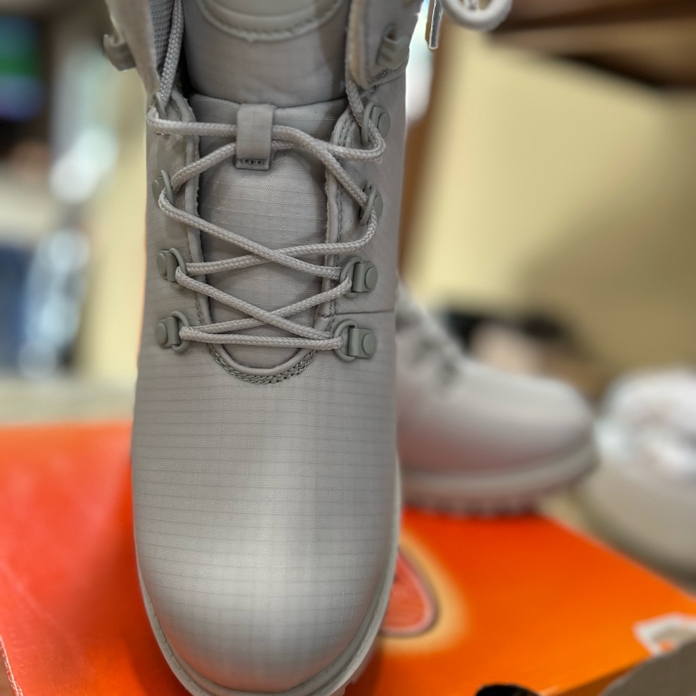NIB~ Womens Lugz Brit boot. Color~fog, Womens 10m - Picture 3 of 7